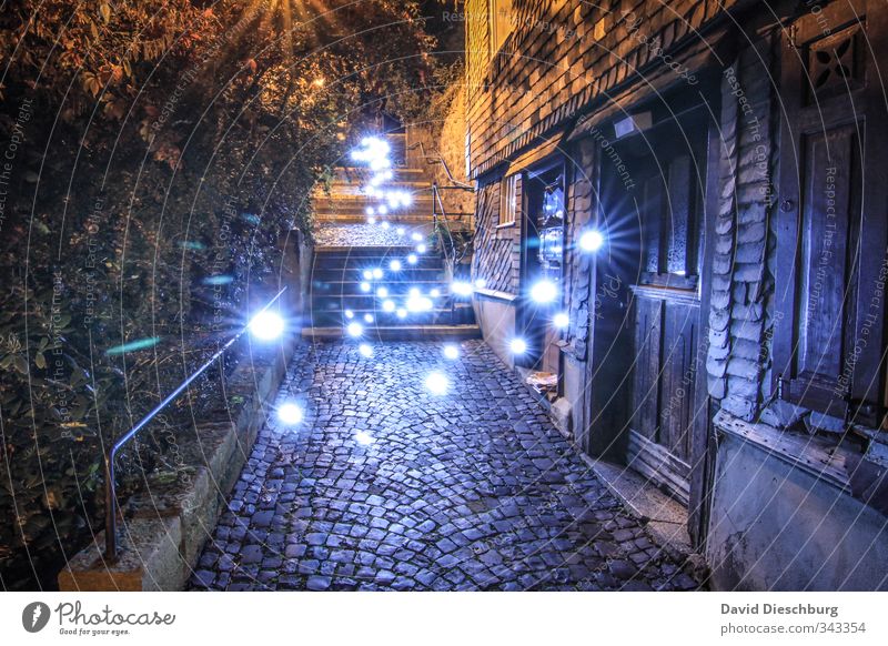 Sternklare Nacht Dorf Kleinstadt Stadt Stadtzentrum Altstadt Haus Gebäude Mauer Wand Treppe Fassade blau gelb violett schwarz weiß Marburg Nachtlicht