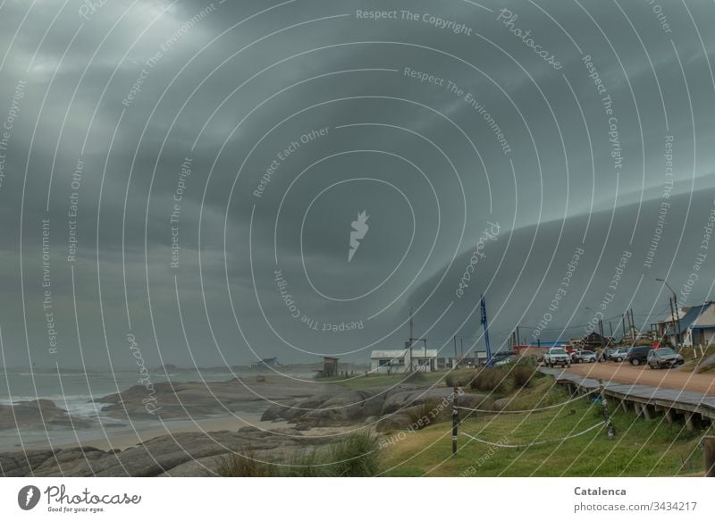 Klimawandel | schon da Wetter Sommer schlechtes Wetter Gewitter Wolken Gewitterwolken Strand Wellen Felsen Dorf Straße Autos Umwelt Wellen Grau Grün Orange