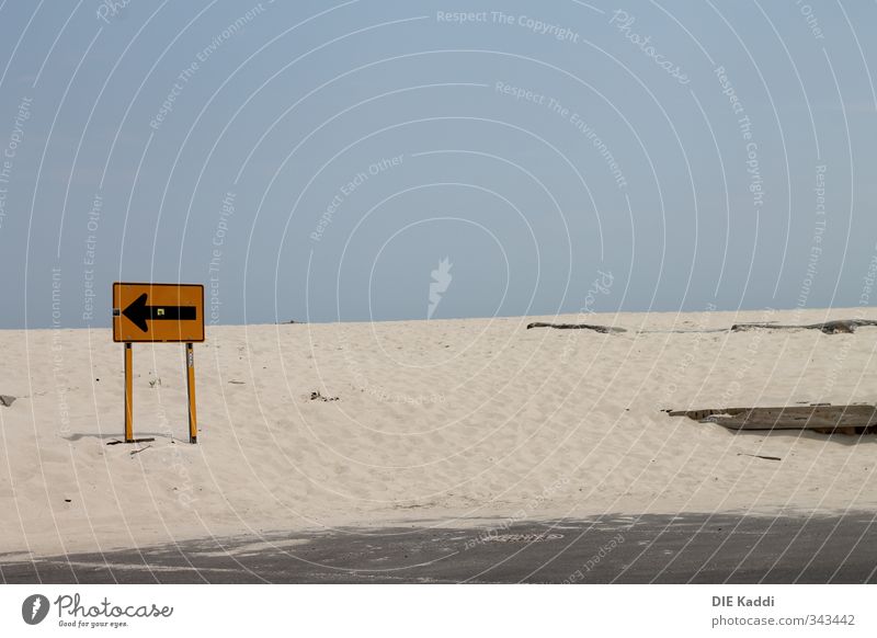 Weg vom Strand Sommer Sommerurlaub Horizont Stein Sand Holz Metall Pfeil natürlich blau gelb Urlaub Schilder & Markierungen Wegekreuz Farbfoto Außenaufnahme