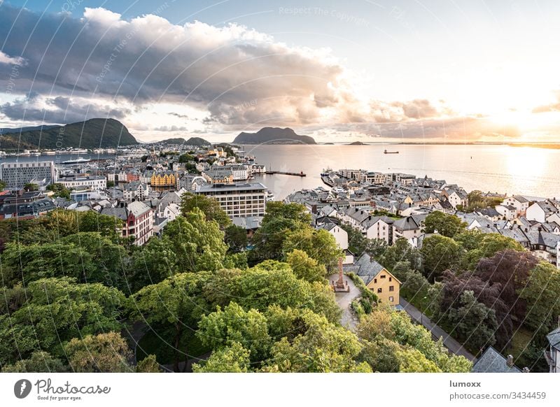 Blick über Ålesund, Norwegen Alesund Berge u. Gebirge Wolken Außenaufnahme Fjord Himmel Wasser Natur Landschaft Farbfoto Ferien & Urlaub & Reisen Skandinavien