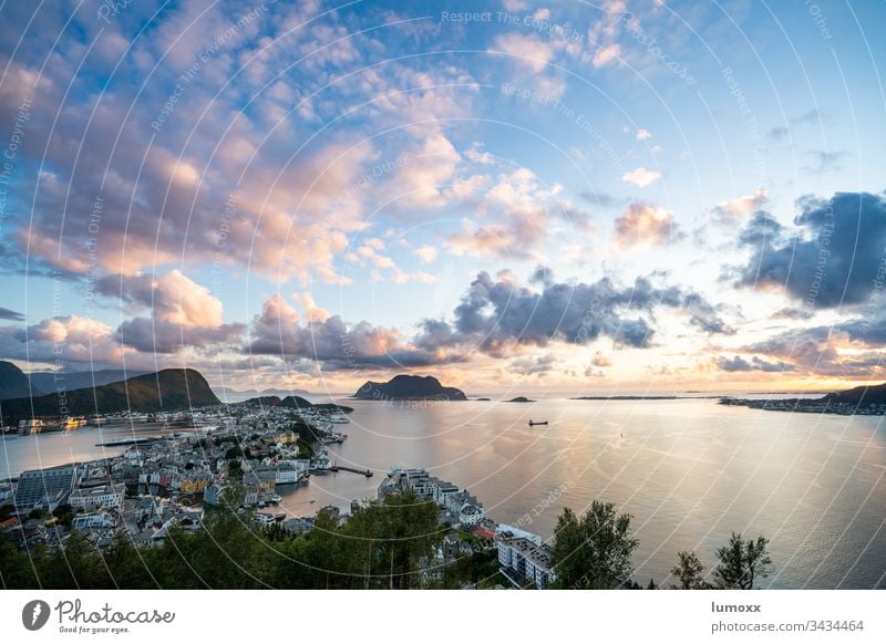 Norwegische Küstenstadt im Sonnenuntergang Ålesund Alesund Norwegen Berge u. Gebirge Wolken Außenaufnahme Fjord Himmel Wasser Natur Landschaft Farbfoto