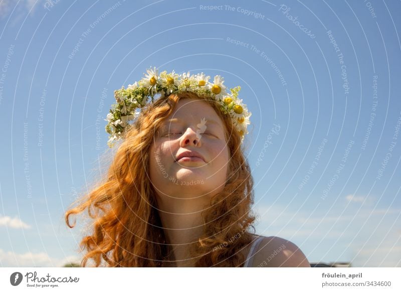 Rothaarige junge Frau mit Blumenkranz Blüten Glück Locken Margarithen Portrait Querformat Zufriedenheit geschlossene Augen himmel lächeln rothaarig träumen