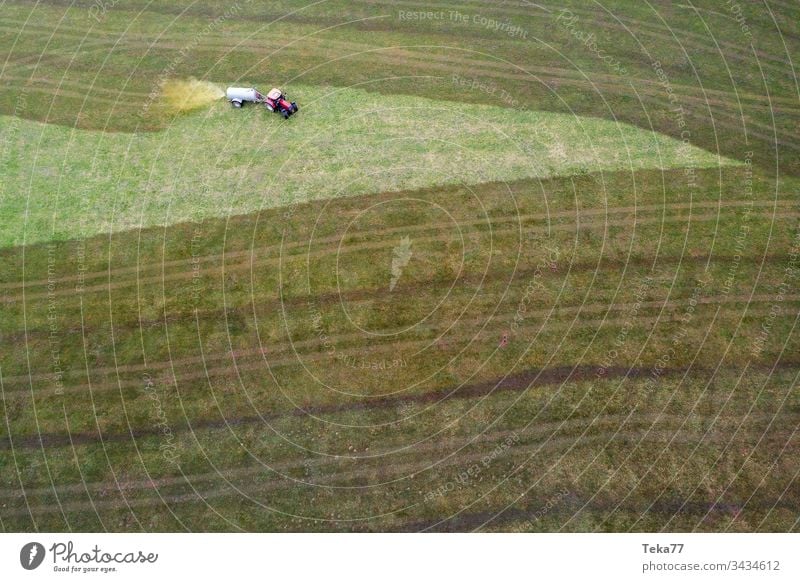 Traktor, der Kuhdung von oben besprüht #2 Ackerschlepper Landwirtschaft Bauernhof Ackerbau landwirtschaftlich Wiese Feld Gras modern moderne Landwirtschaft