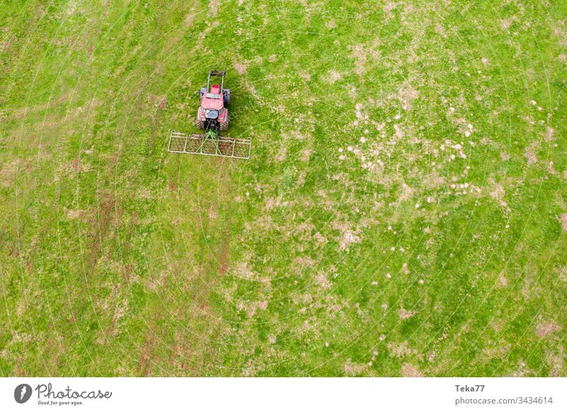 Traktor auf einer Wiese von oben #2 Ackerschlepper Landwirtschaft Bauernhof Ackerbau landwirtschaftlich Feld Gras modern moderne Landwirtschaft moderne Maschine