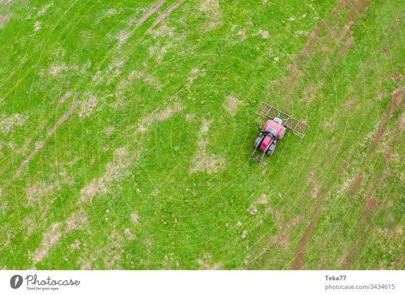 Traktor auf einer Wiese von oben #1 Ackerschlepper Landwirtschaft Bauernhof Ackerbau landwirtschaftlich Feld Gras modern moderne Landwirtschaft moderne Maschine