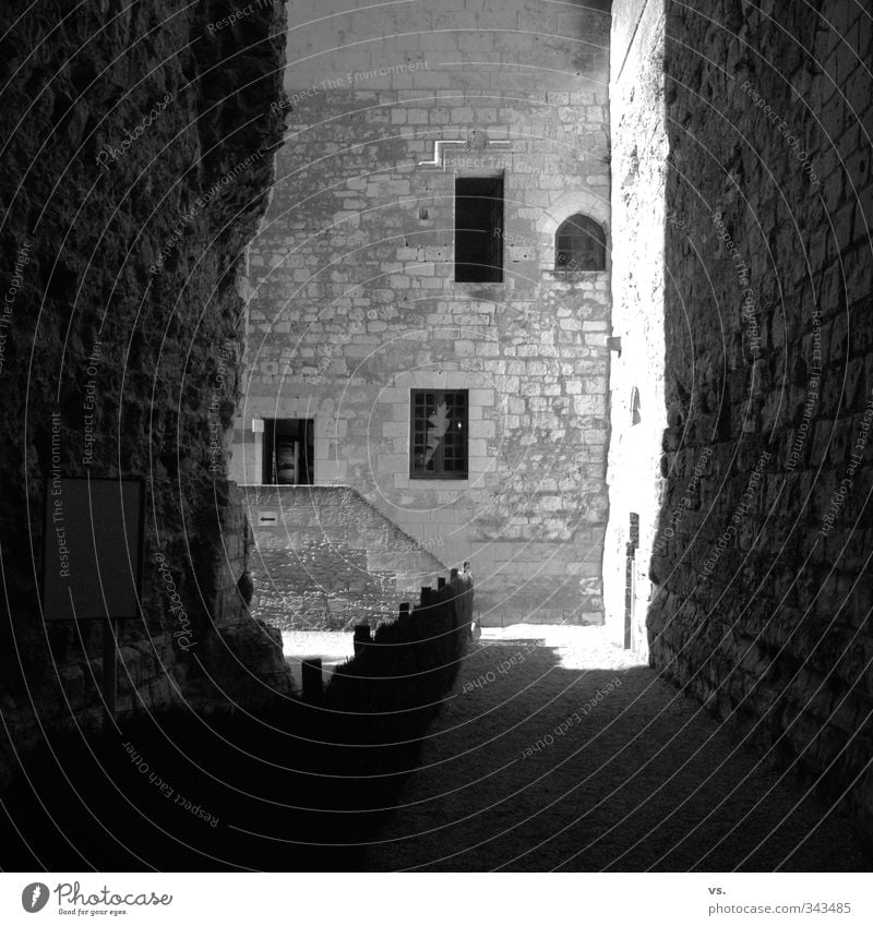 Sonniges Verlies. Altstadt Burg oder Schloss Ruine Bauwerk Architektur Mauer Wand Fassade Sehenswürdigkeit Denkmal Hoffnung Schwarzweißfoto Außenaufnahme