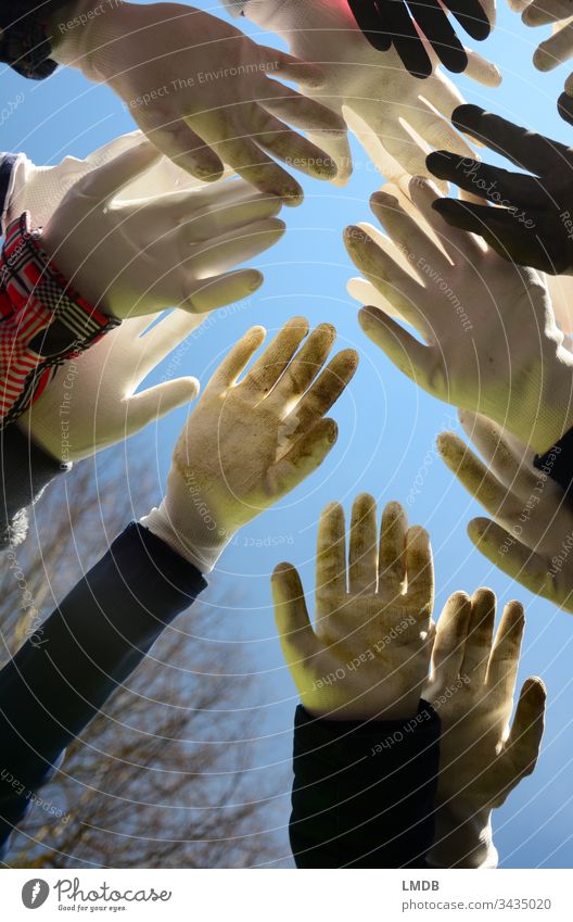 Handschuhe für alle! weiß schmutzig dreckig Schutz Schutzbekleidung Gartenarbeit Müll Müllsammeln Winter Frühjahrsputz Krankheitsüberträger Zusammenhalt