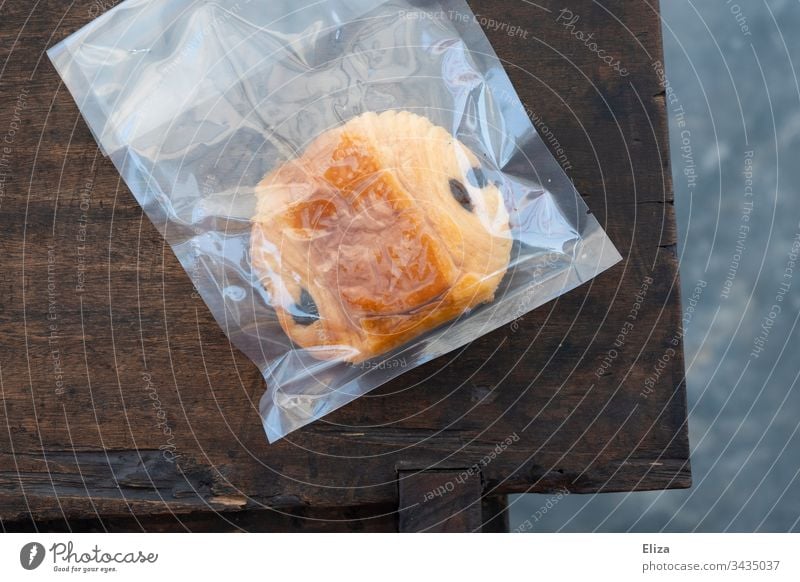 Ein Schoko Croissant bzw Pain au Chocolat das in Plastik eingeschweißt bzw verpackt ist Pain au chocolat Verpackung Schokocrossaint Backware hygienisch Müll