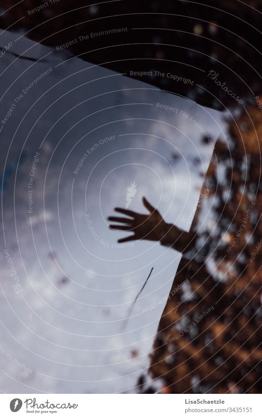 Mensch stürzt in die Tiefe, Spiegelung auf Wasser. Winkende Hand. hand hilfe depression trauer selbstmord tod leiche hinabstürzen fallen abstrakt