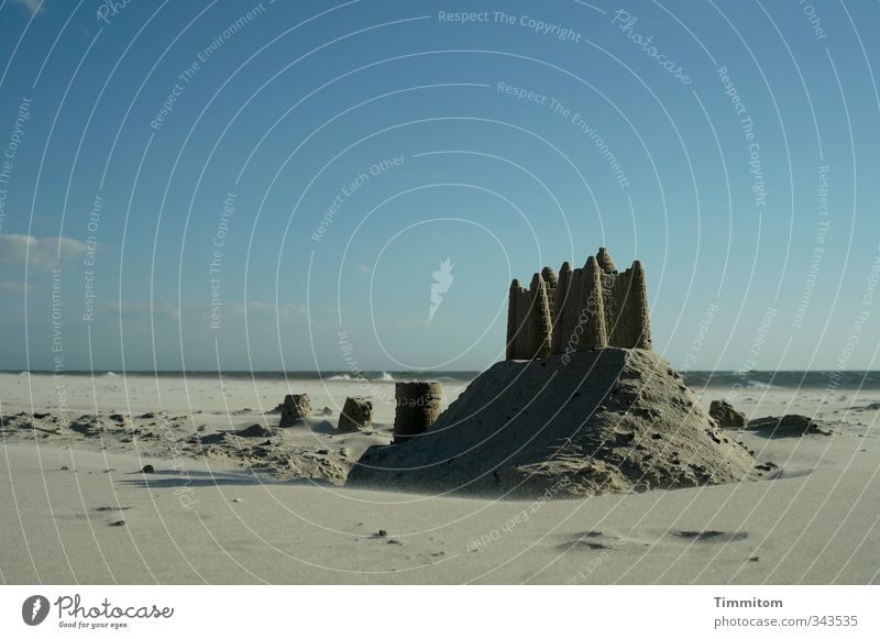 Auf Sand gebaut. Ferien & Urlaub & Reisen Strand Meer Umwelt Himmel Nordsee Dänemark Sandburg bauen außergewöhnlich schön blau grau anstrengen Farbfoto