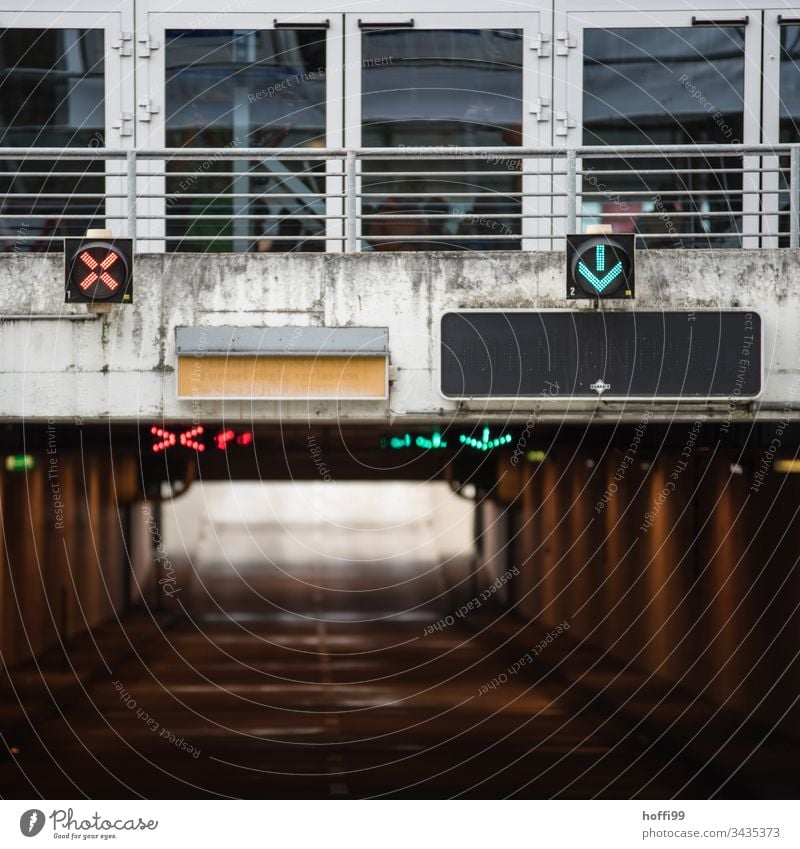 Einfahrt Parkhaus - rote und grüne Ampel Warnschild Hinweisschild Schutzschild Verkehrszeichen Schilder & Markierungen trafficlight Regel Richtung Ampelphase