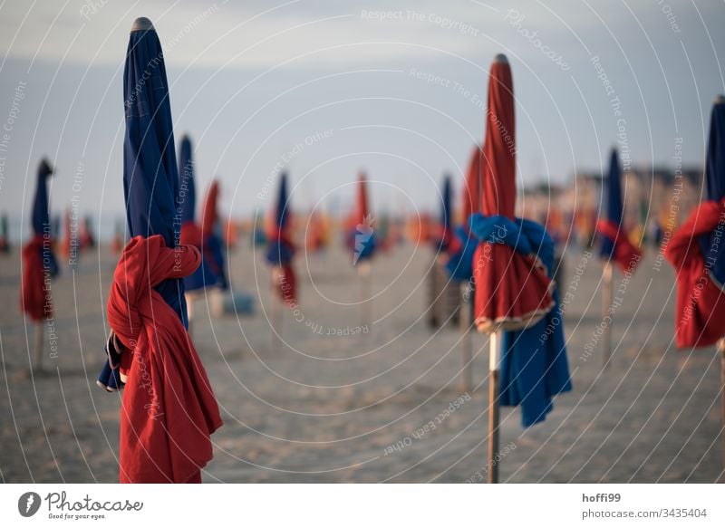 Abend am Strand Sonnenschirme eingepackt Strandleben Meer Küste Sonnenuntergang Sonnenaufgang Sand Umwelt Ferien & Urlaub & Reisen Wellness Freizeit & Hobby