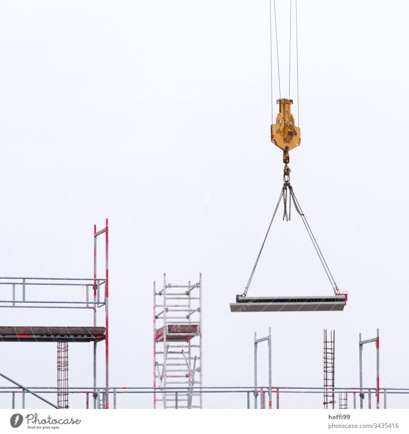 schwebendes Betonelemente am Lasthaken eines Krans Baustelle Kranich Laufmasche Baustellenversorgung Arbeit & Erwerbstätigkeit Handwerk bauen Handwerker