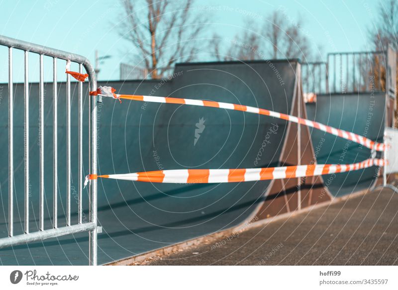 öffentlicher Platz  geschlossen  - wir bleiben zu Hause coronavirus coronakrise Coronavirus SARS-CoV-2 Gesellschaft (Soziologie) isolation Skaterbahn Spielplatz