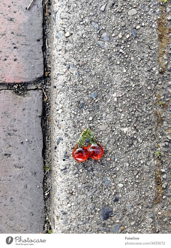 Fundsache - oder Weingummi Kirschen auf dem Fußweg gefunden. Möchte jemand? ;-) Lebensmittel süß lecker Frucht Ernährung Farbfoto Menschenleer Süßwaren rot