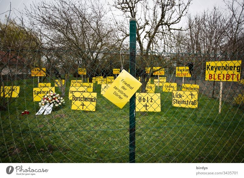 Friedhof der zerstörten Dörfer, Installation im Ort Keyenberg nahe dem Tagebau Garzweiler in NRW. Jedes Schild steht für einen Ort welcher durch den Braunkohlentagebau von der Landkarte verschwunden ist. Keyenberg wäre das nächste von RWE zerstörte Dorf