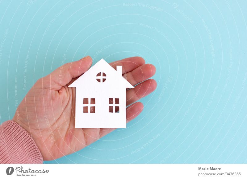 Zuhause - Kleines Haus aus Papier ausgeschnitten mit Fenstern in der Hand zuhause zuhause bleiben Eigenheim papierschnitt handgemacht Heimat Quarantäne halten