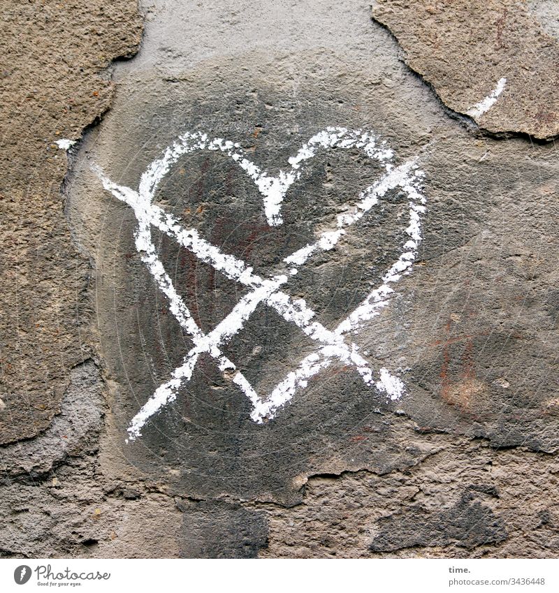 Herzschmerz herz kreuz kaputt mauer durchgestrichen abdruck tageslicht trashig ruine lost place verlassen perspektive sanierungsbedürftig baufällig damals