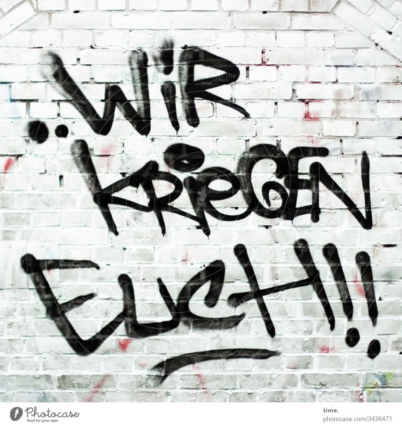 hier riecht's doch nach ... Ärger wand mauer backstein weiß drohung buchstaben grafitti ausrufezeichen imperativ warnung fangen kriegen ärger gewalt aggression