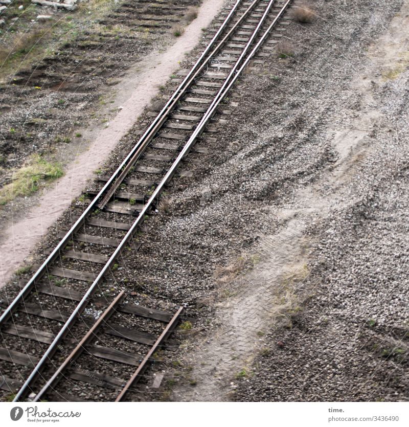 mehr Kies als Kohle gleise schienenverkehr verkehrswege erde kies vogelperspektive gleisbett abgeschnitten rätsel schotter vegetation baustelle bauarbeiten