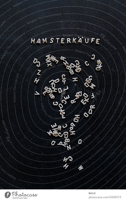 Buchstabennudeln auf einer schwarzen Tafel mit Schriftzug, Hamsterkäufe, als Hinweis auf Egoismus, Rücksichtslosigkeit und Gier. COVID-19 Ansteckungsgefahr