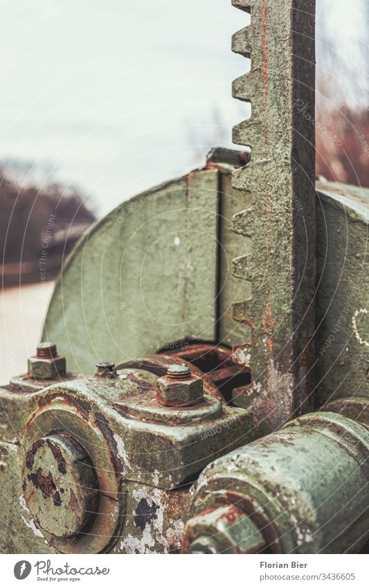 Teil einer schweren Maschine aus Stahl mit Rost und Patina Industrie Zahnrad massiv Maschinenteil verrostet Textur Legierung grün Schraube Schraubenmutter