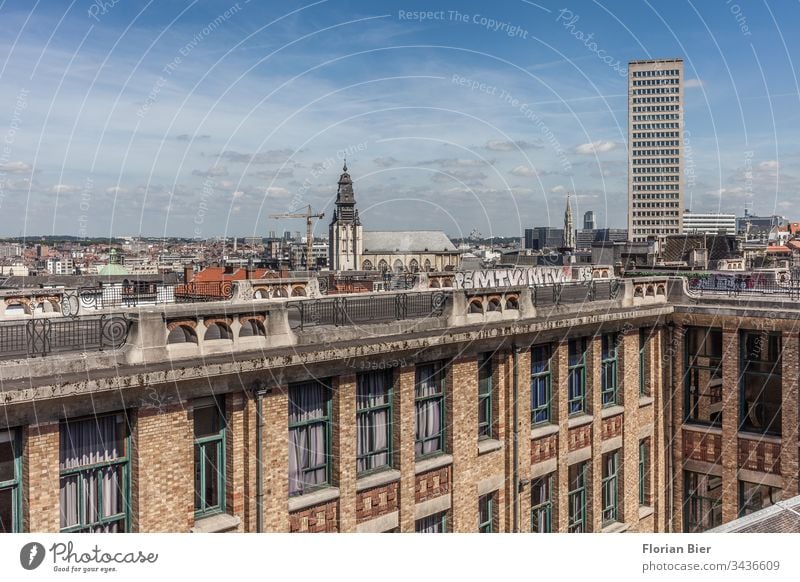 Blick über Brüssel beim Lift van de Marollen nahe des Justizpalastes Belgien Hauptstadt Gebäude Innenhof Fenster Innenstadt Zentral Kirche Hochhaus Stadtzentrum