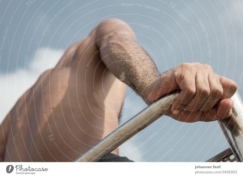 Männlicher Hand und Oberkörper vor blauem Himmel Arm Sand sandig Strand Rettungsschwimmer Lebensretter schwimmen baden beobachten Stuhl Chrom Hochsitz Ausguck