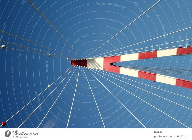 Brücken-Pylon mit Stahlseilen aus Froschperspektive Brückenträger rot weiß Himmel