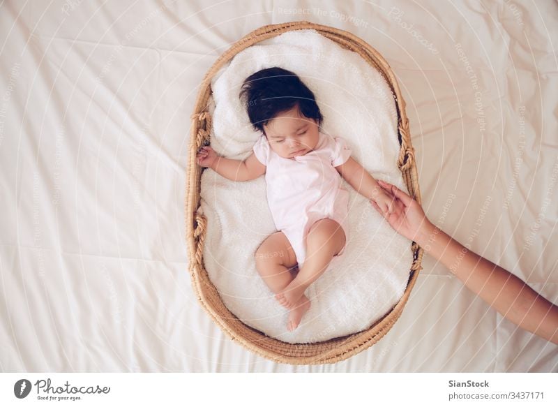 In einem Korb schlafende Babys Mutter Hand neugeboren Hände Liebe Pflege weiß Kind Mama Familie jung Frau Menschen Kindheit klein wenig Säugling Finger Mädchen