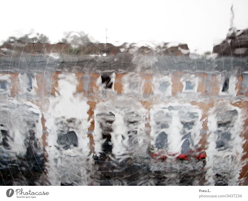 Ihr Blick auf die Hausfassaden verschwamm, lag es am Regen oder den Zwiebeln, vielleicht gar am Wein? Häuser Außenaufnahme Farbfoto Menschenleer Fenster Balkone