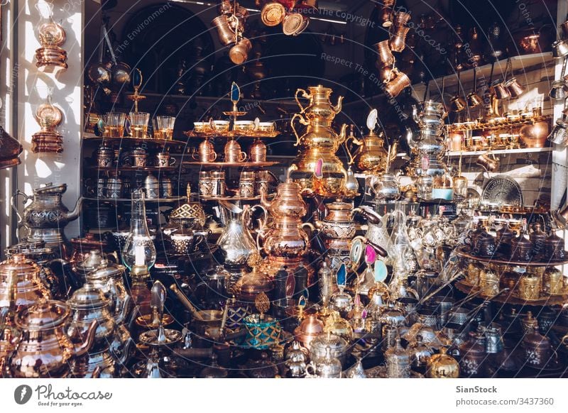 Traditionelle Tee- und Kaffeesets oder Teekannen in Istanbul - Türkei Basar herrschaftlich Truthahn Türkisch Becher Souvenir Markt traditionell Tourismus Design