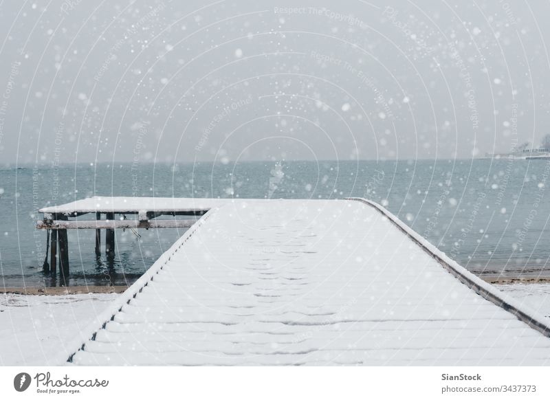 Schneelandschaft am Meer Winter Landschaft Anlegestelle MEER Wasser Natur kalt Wetter weiß Eis Himmel Hintergrund Bucht Licht reisen schön Küste maritim