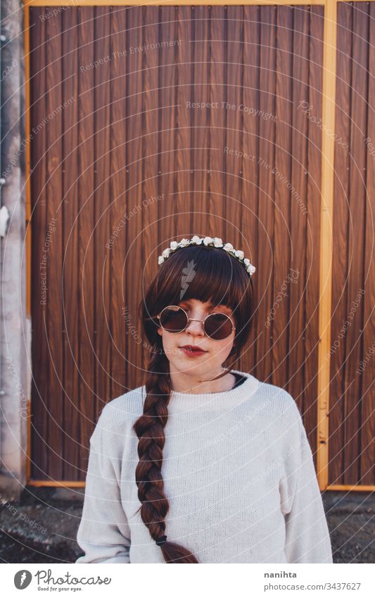 Junge brünette Frau mit Retro- und Hippie-Stil hübsch braun Gesicht naiv süß jung youht Geflecht lange Haare im Freien Diadem Haarband cool trendy frisch