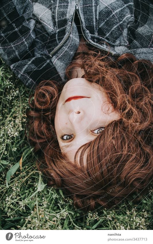 Junge schöne Frau ruht in einem Blumenfeld Porträt Stimmung Frühling dunkel romantisch Nostalgie Gefühle grün brünett hübsch Gesicht weiß Kaukasier Natur