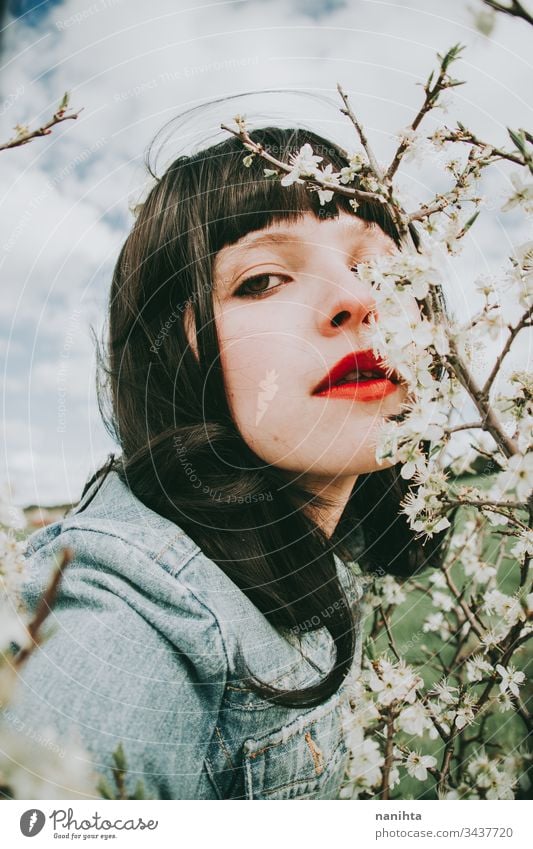 Hübsche junge Frau posiert in der Nähe von Frühlingsblumen Porträt Schönheit hübsch Gesicht Model Kunst künstlerisch Stimmung Blumen schön natürlich wirklich