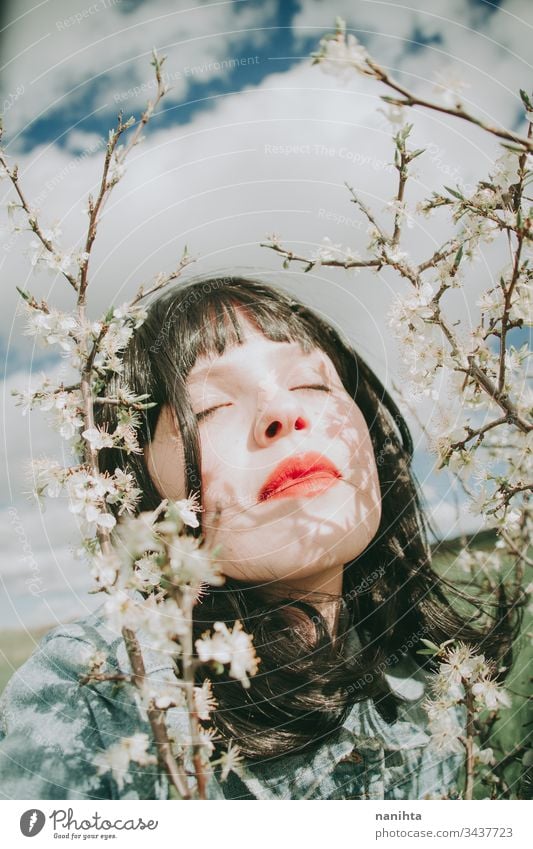 Hübsche junge Frau posiert in der Nähe von Frühlingsblumen Porträt Schönheit hübsch Gesicht Model Kunst künstlerisch Stimmung Blumen schön natürlich wirklich