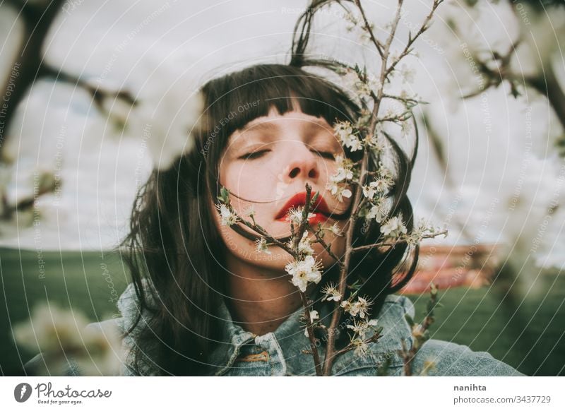 Hübsche junge Frau posiert in der Nähe von Frühlingsblumen Porträt Schönheit hübsch Gesicht Model Kunst künstlerisch Stimmung Blumen schön natürlich wirklich