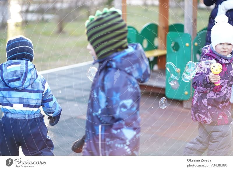 Coronavirus-Ausbruch, Kinder blasen Blasen Air asiatisch Baby Hintergrund Schlag Kaukasier heiter Kindheit Chinesisch Corona-Virus covid-19 Krankheit Seuche