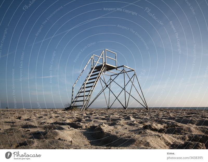 Saisonende sonnenlicht küste horizont himmel stimmung gefühl reisen freizeit erholung melancholie weite ferne ausblick sand treppe metall gerüst ausguck