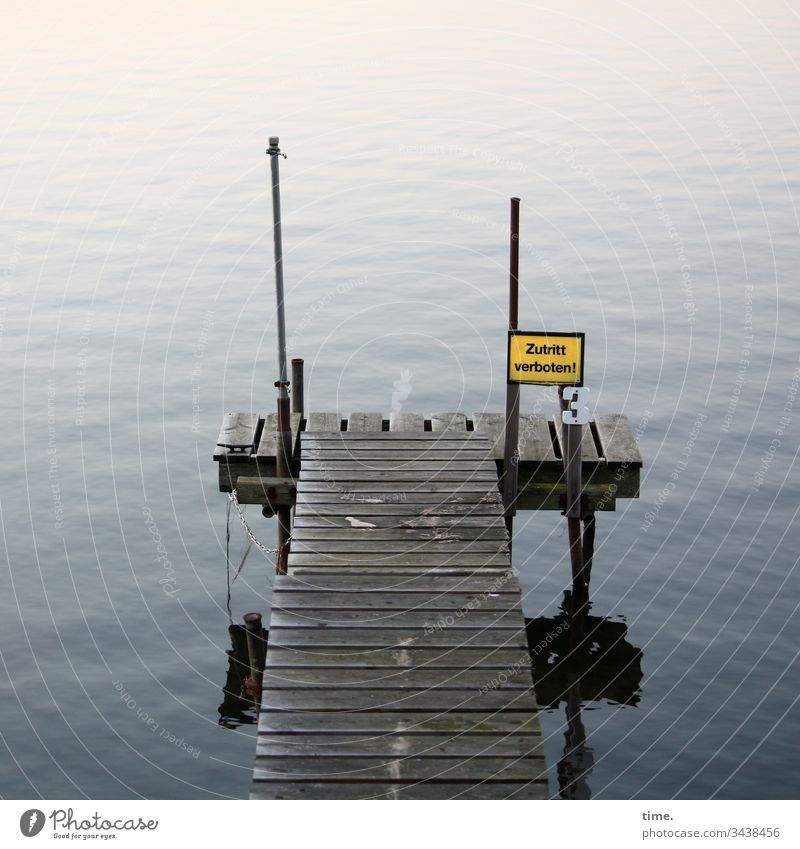 Einladung | Gegensätze Bootssteg wasser anleger schild verbot holz spiegelung gegensatz festmacher offen