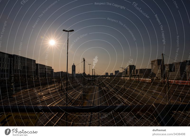 München, Hackerbrücke, Zug Bahn Gleise bei Sonnenuntergang Stadt Architektur urban geometrisch Außenaufnahme abstrakt modern Großstadt Muster