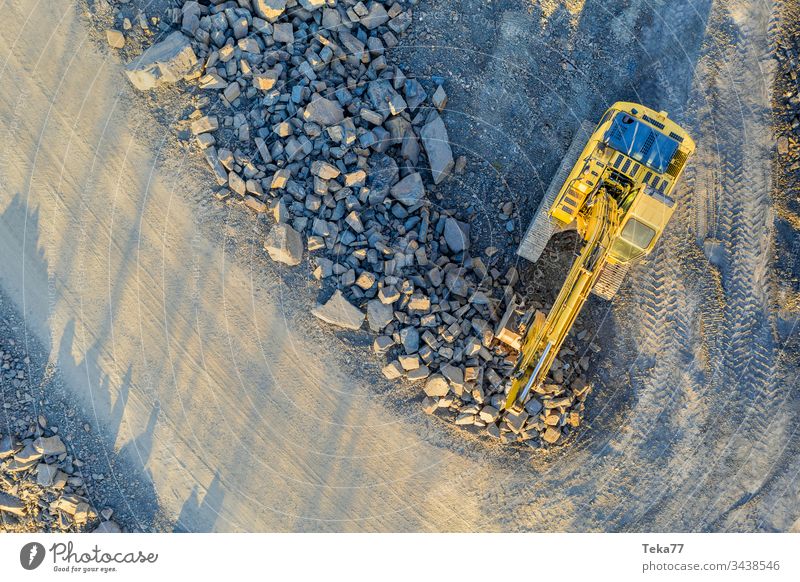 Bagger auf einer Baustelle von oben Bagger von oben Konstruktion gelb Schlamm Wasser Kies Stein moderne Baumaschine Luftaufnahme geometrisch nach unten Weg