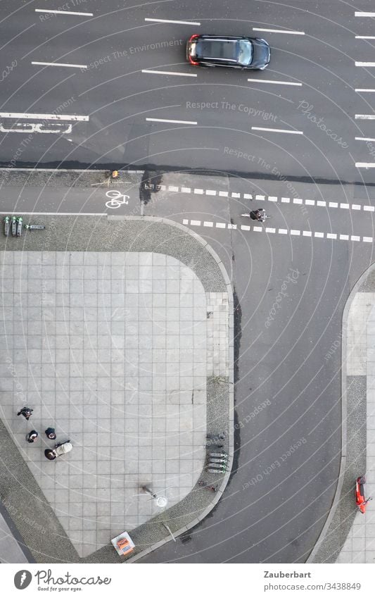 Straßeneinmündung, von oben, mit Linien, Platten, Gehweg sowie Auto, Fahrräder und Fußgänger Platz Einmündung Fahrbahnmarkierung Asphalt Fahrrad grau Luftbild