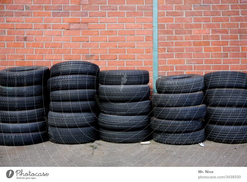 Reifenstapel Altreifen Gummi schwarz Reifenprofil Recycling entsorgen Winterreifen Sommerreifen Ordnung abholbereit Stapel Handel Gummireifen Autoreifen