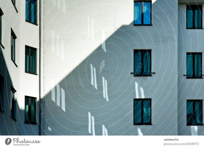 Lichtflecke im Hinterhof außen berlin brandmauer deutschland fassade fenster frühjahr frühling hauptstadt haus hinterhaus hinterhof innenhof innenstadt licht