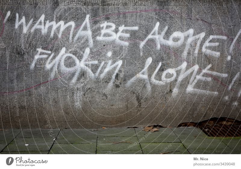 Lasst mich in ruhe ! Graffiti Mauer Wand Schriftzeichen Fassade Stadt Betonwand Bürgersteig gehweg Zeichen alleine lassen alone fuck fuck you fuck off genervt