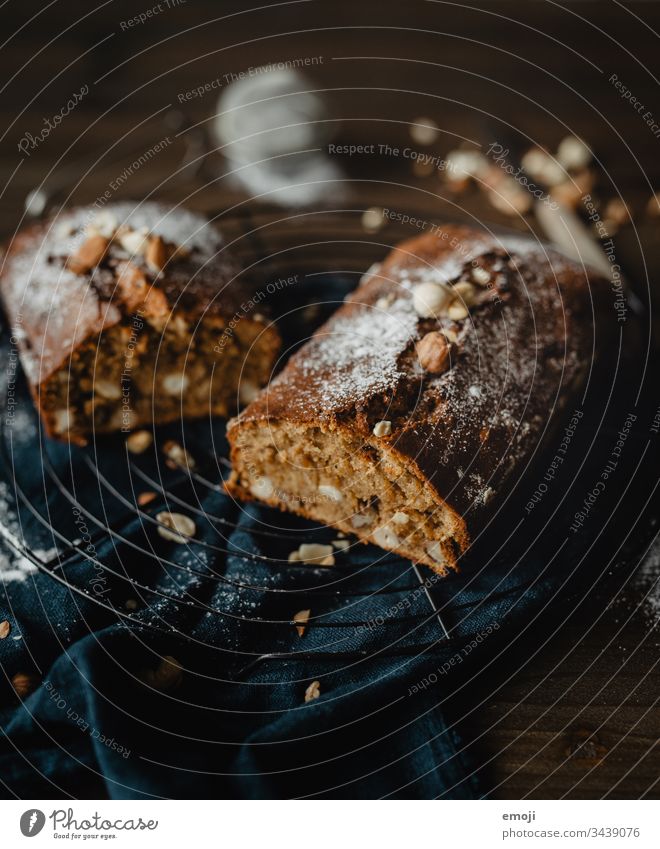 Bananenbrot / Kuchen backen Backwaren Kuchengitter soulfood süß lecker Lebensmittel Dessert Foodfotografie Kalorienreich Available Light Schwache Tiefenschärfe