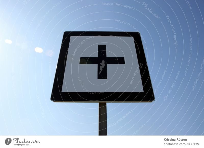 plus schild pluszeichen kreuz symbol himmel sonne sonnig quadratisch marke markierung rheinkilometer halber kilometer fünfhundert meter 500 meter orientierung