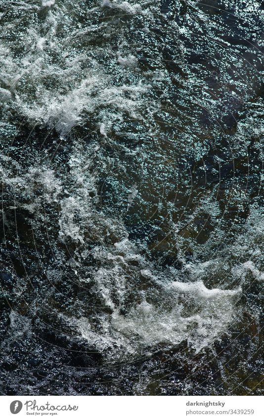 Strom Schnelle in einem wilden Fluss Gebirge Stromschnelle Kraft Wasser Gischt Wasserkraft Natur nachhaltige Energie erneuerbare Außenaufnahme Tag Umwelt